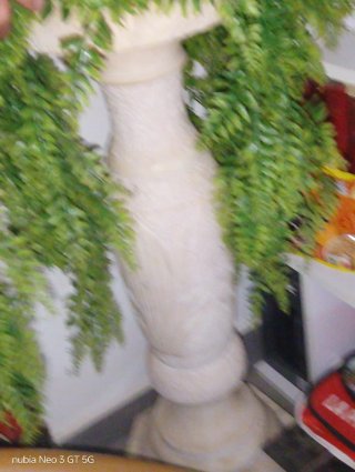 Columna de mármol beige y blanco