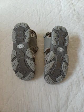 Sandalias grises y rojas Talla 35