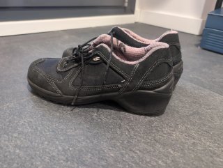 Zapatos seguridad negros mujer con un poco de cuña