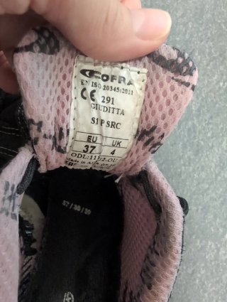 Zapatos seguridad negros mujer con un poco de cuña