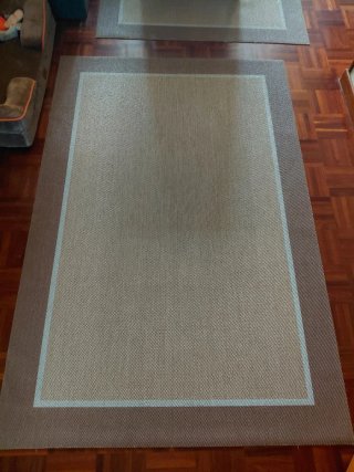 Alfombra vinílica beige y marrón