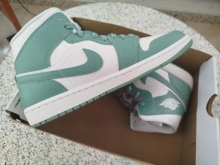 Jordan Air 1 Mid Verde Agua y Blanco
