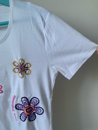 Camiseta RDT flores bordadas