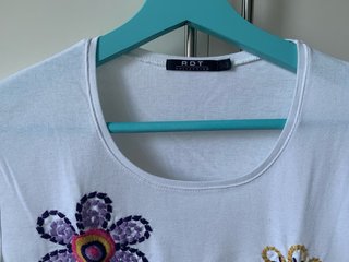 Camiseta RDT flores bordadas