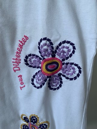 Camiseta RDT flores bordadas