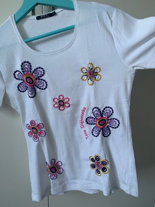 Camiseta RDT flores bordadas