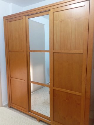 Conjunto armario y mesitas  juego madera buena