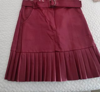 Falda roja plisada con cinturón Usada una sola vez