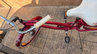 Bicicleta roja con silla para niño Con muy poco us