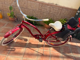 Bicicleta roja con silla para niño Con muy poco us