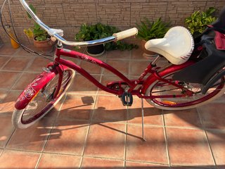 Bicicleta roja con silla para niño Con muy poco us