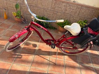 Bicicleta roja con silla para niño Con muy poco us