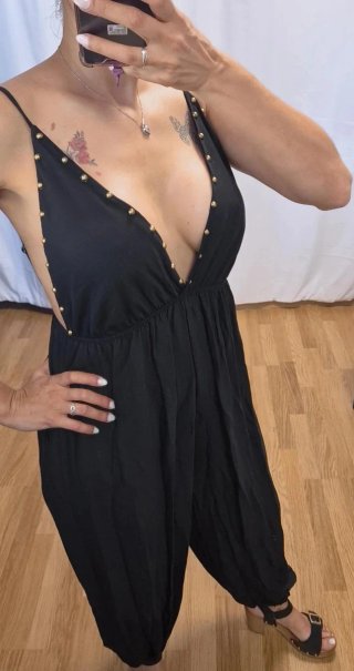 Mono negro con tachuelas