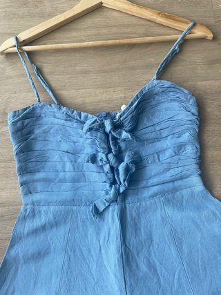 Mono azul con volantes