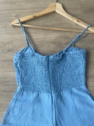 Mono azul con volantes