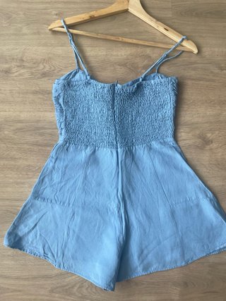 Mono azul con volantes