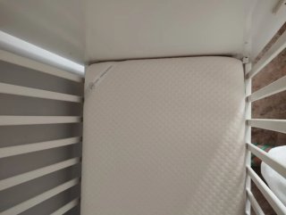 Cuna blanca Trama Galaxia colchón y sábanas