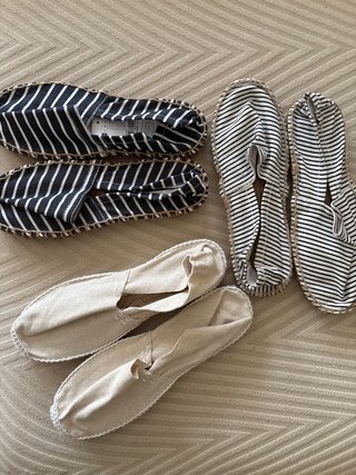 3 pares de alpargatas (beige y negro)
