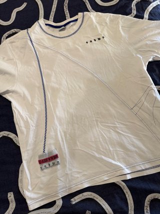 Camiseta Bershka blanca con detalles