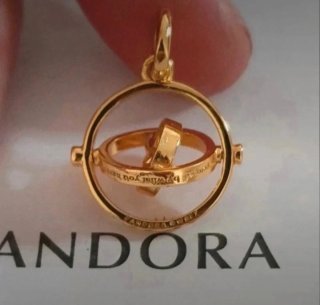 Colgante giratiempo dorado de Harry Potter