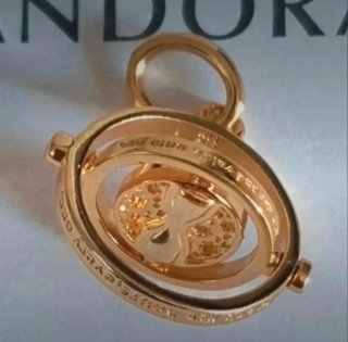 Colgante giratiempo dorado de Harry Potter