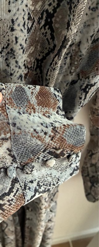 Vestido estampado reptil , con mucha caída