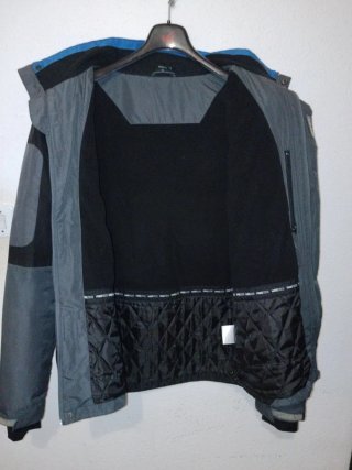 Chaqueta gris y azul