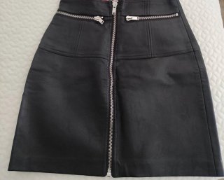 Falda negra con cremallera frontal