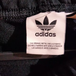 Pantalones Adidas rojos o negros y Nike blancos