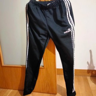 Pantalones Adidas rojos o negros y Nike blancos