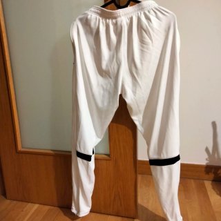 Pantalones Adidas rojos o negros y Nike blancos
