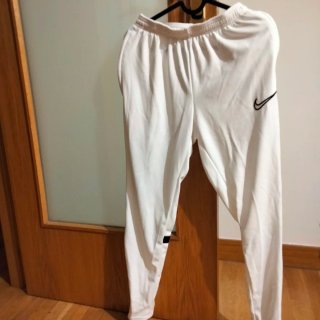 Pantalones Adidas rojos o negros y Nike blancos