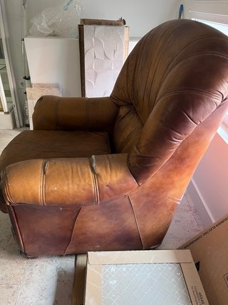 Poltrona in pelle vintage da restaurare