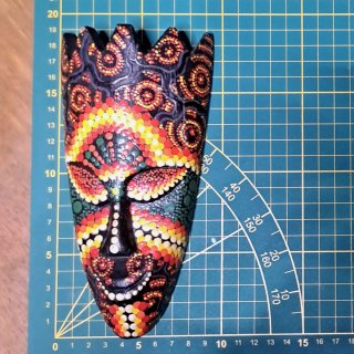 Maschera tribale in legno decorata a mano