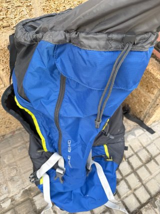 Mochila de viaje azul y gris