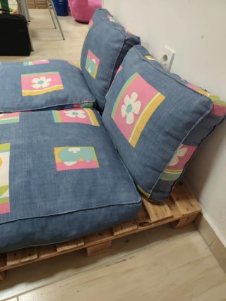 Palet con cojines decorativos