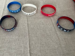 Gorra MAGA + Pulsera y Pegatinas