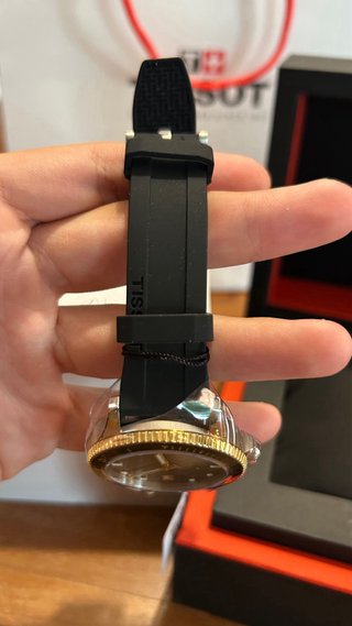 Tissot Seastar 1000 Negro/Oro Correa Caucho 40mm