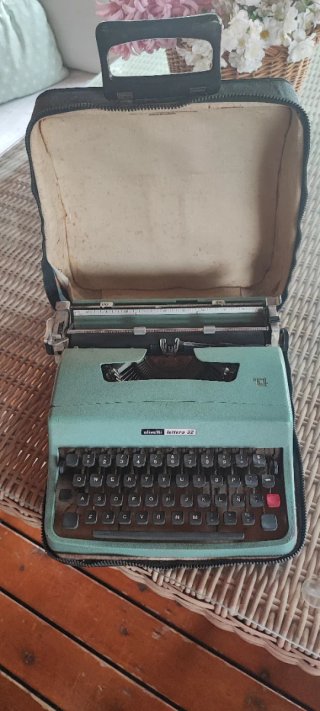 Máquina de escribir Olivetti Lettera 32 verde