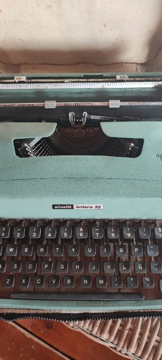 Máquina de escribir Olivetti Lettera 32 verde