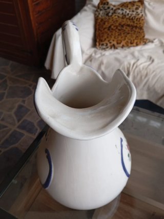 Jarra de cerámica blanca con flores