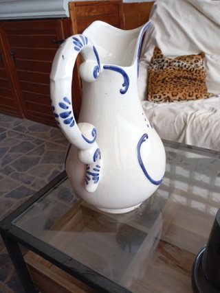 Jarra de cerámica blanca con flores