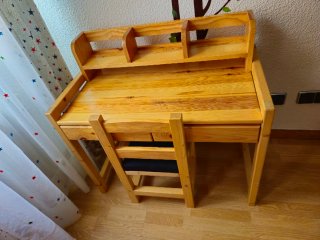 Cama coche y mesita con silla