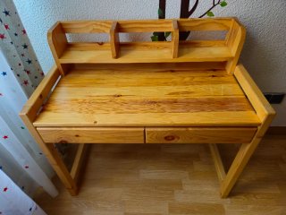 Cama coche y mesita con silla