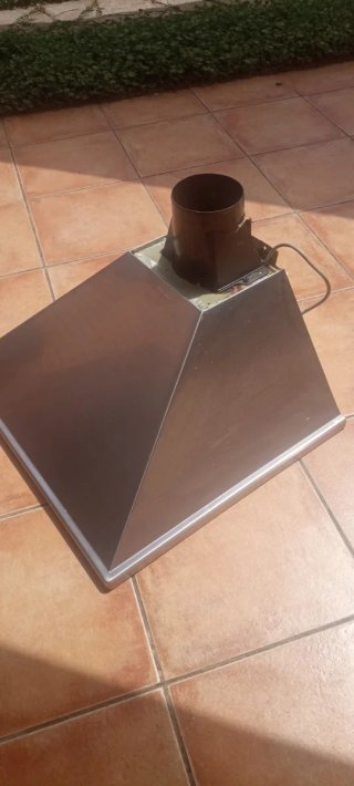 Campana extractora y grifo
