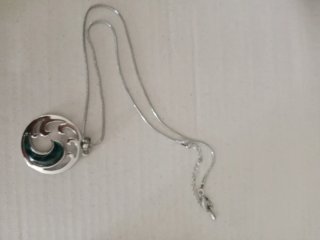 Collar bañado en plata con diseño