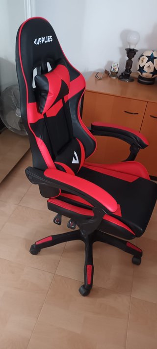 Escritorio y silla gamer.