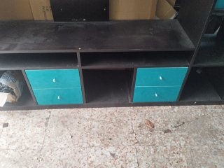 Mueble de salón negro y turquesa