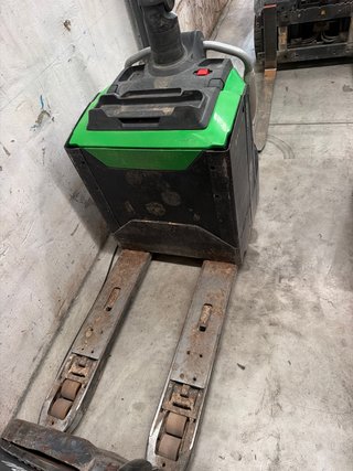 Transpaleta Eléctrica CESAB P300