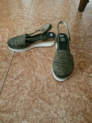 Sandalias verdes con cuña